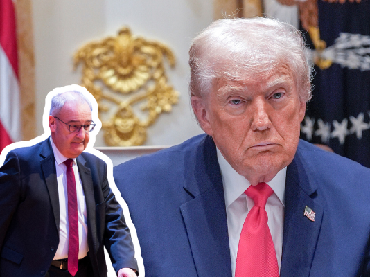 L’accord douanier avec Trump est rejeté par la population Photomontage : au centre, un plan rapproché sur Donald Trump, visage grave, en costume bleu et cravate rouge, avec, à l’arrière-plan, une partie du drapeau américain et l’emblème présidentiel. Au premier plan, en bas à gauche, la silhouette découpée et bordée d’un liseré blanc d’un homme en costume sombre et cravate, en position de marche.