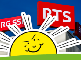 Initiative anti-SSR : comment des milliardaires comme Blocher influencent la politique Devant un ciel bleu, le toit d’un bâtiment arbore deux panneaux rouges : à gauche « SRG SSR » et au centre « RTS ». En premier plan, une colline verte stylisée sert de support à un grand soleil jaune cartoon, affichant un visage malicieux et des rayons blancs énergiques.