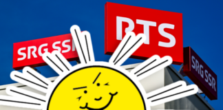 Initiative anti-SSR : comment des milliardaires comme Blocher influencent la politique Devant un ciel bleu, le toit d’un bâtiment arbore deux panneaux rouges : à gauche « SRG SSR » et au centre « RTS ». En premier plan, une colline verte stylisée sert de support à un grand soleil jaune cartoon, affichant un visage malicieux et des rayons blancs énergiques.