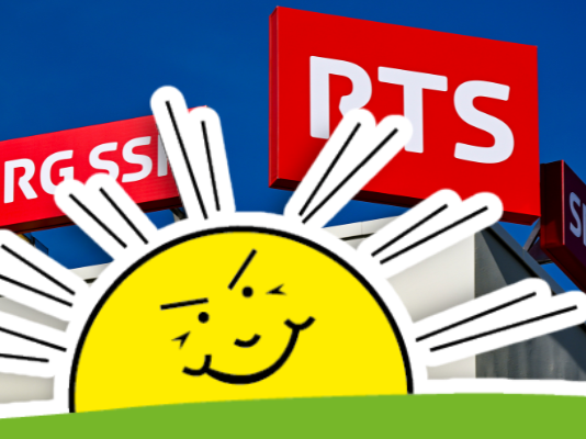 Initiative anti-SSR : comment des milliardaires comme Blocher influencent la politique Devant un ciel bleu, le toit d’un bâtiment arbore deux panneaux rouges : à gauche « SRG SSR » et au centre « RTS ». En premier plan, une colline verte stylisée sert de support à un grand soleil jaune cartoon, affichant un visage malicieux et des rayons blancs énergiques.