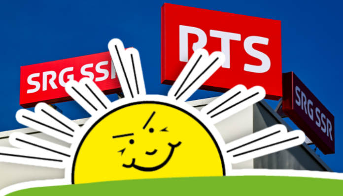 Devant un ciel bleu, le toit d’un bâtiment arbore deux panneaux rouges : à gauche « SRG SSR » et au centre « RTS ». En premier plan, une colline verte stylisée sert de support à un grand soleil jaune cartoon, affichant un visage malicieux et des rayons blancs énergiques.