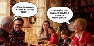 Les fêtes avec votre oncle de droite : un guide sur l’initiative de l’UDC pour le chaos Une famille de plusieurs générations est réunie autour d’une table pour un repas festif dans une ambiance chaleureuse, typique de Noël. Deux bulles de dialogue attirent l’attention : un homme âgé dit « Trop d’étrangers arrivent et pas les bons ! » tandis qu’une femme senior à l’autre bout de la table affirme « Les trains sont toujours bondés à cause de l’immigration ». Les autres membres de la famille, dont une mère avec deux enfants, observent la scène, certains sourient ou restent silencieux. L’image met en scène la banalisation de propos xénophobes lors de discussions familiales.