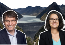Le fonds climat, késako ? Réponses de Roger Nordmann Cette image montre deux portraits circulaires superposés devant une vue panoramique d’un barrage et d’un lac de montagne. À gauche, Roger Nordmann, un homme souriant porte une veste sombre et une chemise claire. À droite, Oriane Sarrasin, une femme souriante, vêtue d’une veste noire et d’un haut bleu, porte des lunettes. En arrière-plan, on distingue un grand barrage en béton ainsi qu’un lac entouré de montagnes escarpées, sous un ciel dégagé.