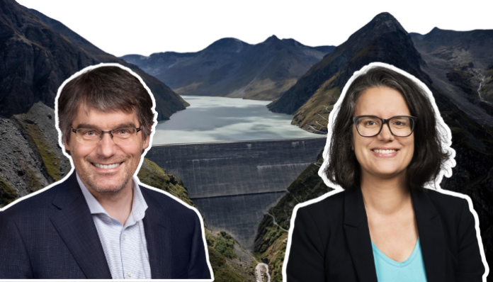 Cette image montre deux portraits circulaires superposés devant une vue panoramique d’un barrage et d’un lac de montagne. À gauche, Roger Nordmann, un homme souriant porte une veste sombre et une chemise claire. À droite, Oriane Sarrasin, une femme souriante, vêtue d’une veste noire et d’un haut bleu, porte des lunettes. En arrière-plan, on distingue un grand barrage en béton ainsi qu’un lac entouré de montagnes escarpées, sous un ciel dégagé.