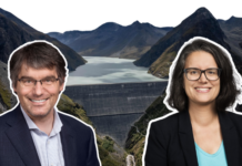 Le fonds climat, késako ? Réponses de Roger Nordmann Cette image montre deux portraits circulaires superposés devant une vue panoramique d’un barrage et d’un lac de montagne. À gauche, Roger Nordmann, un homme souriant porte une veste sombre et une chemise claire. À droite, Oriane Sarrasin, une femme souriante, vêtue d’une veste noire et d’un haut bleu, porte des lunettes. En arrière-plan, on distingue un grand barrage en béton ainsi qu’un lac entouré de montagnes escarpées, sous un ciel dégagé.