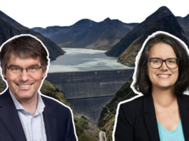 Le fonds climat, késako ? Réponses de Roger Nordmann Cette image montre deux portraits circulaires superposés devant une vue panoramique d’un barrage et d’un lac de montagne. À gauche, Roger Nordmann, un homme souriant porte une veste sombre et une chemise claire. À droite, Oriane Sarrasin, une femme souriante, vêtue d’une veste noire et d’un haut bleu, porte des lunettes. En arrière-plan, on distingue un grand barrage en béton ainsi qu’un lac entouré de montagnes escarpées, sous un ciel dégagé.