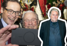 Steve Bannon, stratège politique de Donald Trump — et de l’UDC Christoph Blocher et Roger Köppel (UDC), deux hommes d’âge mûr, vêtus de costumes sombres et portant des lunettes, se penchent l’un vers l’autre en souriant pour un selfie : l’un tient un smartphone devant eux. En arrière-plan, un groupe fanfare en uniforme rouge et blanc joue des cuivres sur scène. Sur la droite de l’image, se détache en surimpression le buste de Steve Bannon, un homme d’une cinquantaine d’années, en chemise et veste décontractées, les mains dans les poches, bordé d’un liseré blanc.