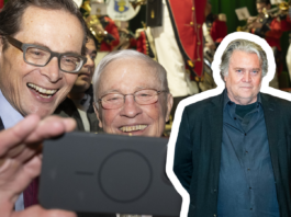Steve Bannon, stratège politique de Donald Trump — et de l’UDC Christoph Blocher et Roger Köppel (UDC), deux hommes d’âge mûr, vêtus de costumes sombres et portant des lunettes, se penchent l’un vers l’autre en souriant pour un selfie : l’un tient un smartphone devant eux. En arrière-plan, un groupe fanfare en uniforme rouge et blanc joue des cuivres sur scène. Sur la droite de l’image, se détache en surimpression le buste de Steve Bannon, un homme d’une cinquantaine d’années, en chemise et veste décontractées, les mains dans les poches, bordé d’un liseré blanc.