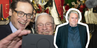 Steve Bannon, stratège politique de Donald Trump — et de l’UDC Christoph Blocher et Roger Köppel (UDC), deux hommes d’âge mûr, vêtus de costumes sombres et portant des lunettes, se penchent l’un vers l’autre en souriant pour un selfie : l’un tient un smartphone devant eux. En arrière-plan, un groupe fanfare en uniforme rouge et blanc joue des cuivres sur scène. Sur la droite de l’image, se détache en surimpression le buste de Steve Bannon, un homme d’une cinquantaine d’années, en chemise et veste décontractées, les mains dans les poches, bordé d’un liseré blanc.
