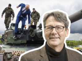 Financement de l’armée : « La politique de sécurité globale passe à la trappe » Image composite : au premier plan à droite, Andreas Missbach, un homme d’âge moyen porte des lunettes, un col roulé noir et une veste marron, il sourit directement vers l’objectif. En arrière-plan, sous un ciel nuageux, on aperçoit un char d’assaut sur lequel deux soldats en tenue de camouflage encadrent Martin Pfister, un homme en costume bleu, cravate sombre et chaussures noires, en train de monter sur la tourelle.
