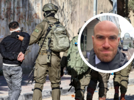 Israël : La peine de mort contre des Palestinien-nes sans procès équitable À l'arrière-plan, des militaires israéliens équipés de gilets tactiques et d'armes encadrent une personne en veste noire, mains attachées dans le dos, face à un mur couvert de graffitis. En superposition, un médaillon circulaire présente le portrait d'un homme d'âge moyen, chauve, avec une barbe courte, photographié dans un environnement urbain.