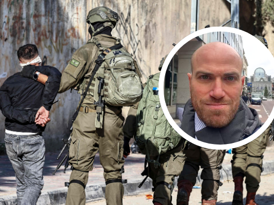 Israël : La peine de mort contre des Palestinien-nes sans procès équitable À l'arrière-plan, des militaires israéliens équipés de gilets tactiques et d'armes encadrent une personne en veste noire, mains attachées dans le dos, face à un mur couvert de graffitis. En superposition, un médaillon circulaire présente le portrait d'un homme d'âge moyen, chauve, avec une barbe courte, photographié dans un environnement urbain.