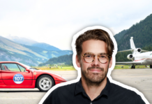 Taxez les riches, en Suisse aussi ! Un homme aux cheveux bruns, portant des lunettes à montures écailles et une chemise noire, est représenté en détourage au premier plan. En arrière-plan, une Ferrari F40 rouge arborant le numéro 107 est garée sur le tarmac d'un aéroport alpin, avec un jet privé blanc et des montagnes verdoyantes sous un ciel dégagé.
