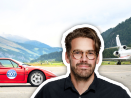 Taxez les riches, en Suisse aussi ! Un homme aux cheveux bruns, portant des lunettes à montures écailles et une chemise noire, est représenté en détourage au premier plan. En arrière-plan, une Ferrari F40 rouge arborant le numéro 107 est garée sur le tarmac d'un aéroport alpin, avec un jet privé blanc et des montagnes verdoyantes sous un ciel dégagé.