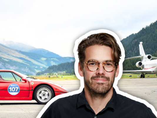 Taxez les riches, en Suisse aussi ! Un homme aux cheveux bruns, portant des lunettes à montures écailles et une chemise noire, est représenté en détourage au premier plan. En arrière-plan, une Ferrari F40 rouge arborant le numéro 107 est garée sur le tarmac d'un aéroport alpin, avec un jet privé blanc et des montagnes verdoyantes sous un ciel dégagé.