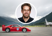 Taxez les riches, en Suisse aussi ! Portrait circulaire d'un homme aux cheveux châtains portant des lunettes et une chemise noire, superposé sur une photo de fond montrant une Ferrari F40 rouge numéro 107 garée sur le tarmac d'un aéroport alpin, avec un jet privé blanc et des montagnes boisées en arrière-plan.