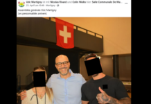 L’UDC montre une fois de plus sa proximité avec l’extrême droite Publication Facebook de l'UDC Martigny du 25 avril. Photo de trois personnes posant devant un bâtiment avec un drapeau suisse rouge et blanc. Les visages de deux personnes sont pixelisés. La légende indique : 'Assemblée générale Udc Martigny - Les personnalités arrivent.'