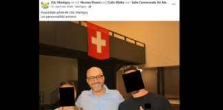 L’UDC montre une fois de plus sa proximité avec l’extrême droite Publication Facebook de l'UDC Martigny du 25 avril. Photo de trois personnes posant devant un bâtiment avec un drapeau suisse rouge et blanc. Les visages de deux personnes sont pixelisés. La légende indique : 'Assemblée générale Udc Martigny - Les personnalités arrivent.'
