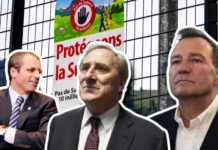 Initiative de l’UDC : les millionnaires et milliardaires s’attaquent aux salaires Montage photographique montrant trois hommes en costume devant un arrière-plan composé d'une grille métallique et d'une affiche politique suisse. L'affiche, visible au centre, porte le slogan "Protégeons la Suisse" avec un panneau "Pas de Suisse à 10 millions" et un pictogramme représentant une main stop rouge. Il s'agit d'une affiche liée à l'initiative populaire suisse contre la surpopulation.