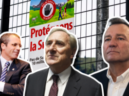 Initiative de l’UDC : les millionnaires et milliardaires s’attaquent aux salaires Montage photographique montrant trois hommes en costume devant un arrière-plan composé d'une grille métallique et d'une affiche politique suisse. L'affiche, visible au centre, porte le slogan "Protégeons la Suisse" avec un panneau "Pas de Suisse à 10 millions" et un pictogramme représentant une main stop rouge. Il s'agit d'une affiche liée à l'initiative populaire suisse contre la surpopulation.