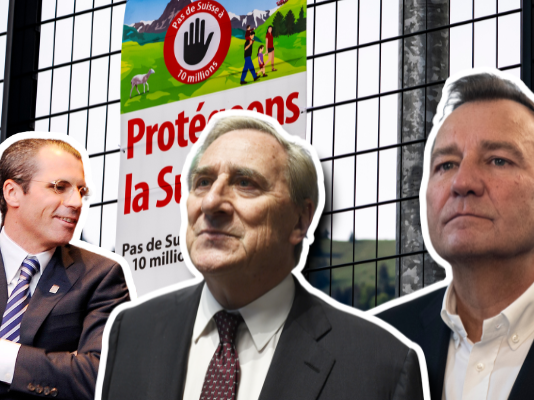 Initiative de l’UDC : les millionnaires et milliardaires s’attaquent aux salaires Montage photographique montrant trois hommes en costume devant un arrière-plan composé d'une grille métallique et d'une affiche politique suisse. L'affiche, visible au centre, porte le slogan "Protégeons la Suisse" avec un panneau "Pas de Suisse à 10 millions" et un pictogramme représentant une main stop rouge. Il s'agit d'une affiche liée à l'initiative populaire suisse contre la surpopulation.