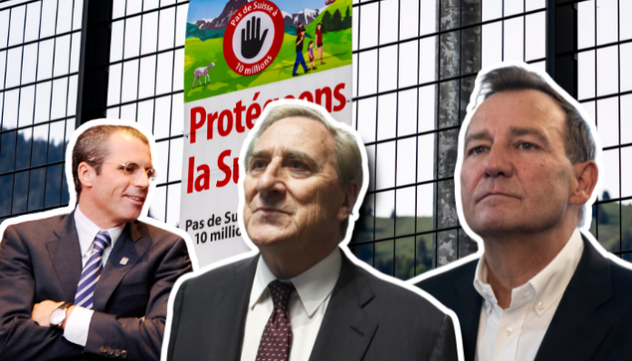 Montage photographique montrant trois hommes en costume devant un arrière-plan composé d'une grille métallique et d'une affiche politique suisse. L'affiche, visible au centre, porte le slogan "Protégeons la Suisse" avec un panneau "Pas de Suisse à 10 millions" et un pictogramme représentant une main stop rouge. Il s'agit d'une affiche liée à l'initiative populaire suisse contre la surpopulation.