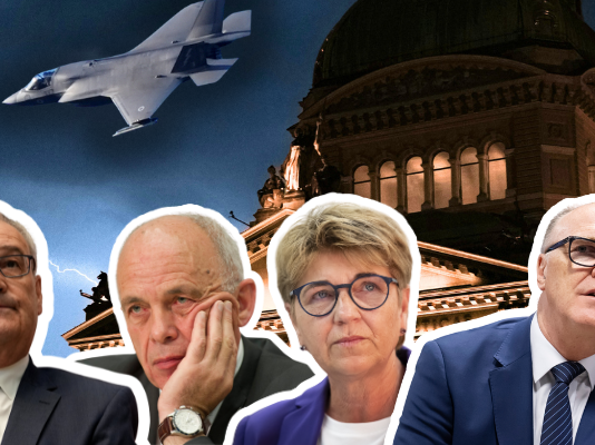 Cette chronologie le montre : le F-35 a toujours été un mauvais choix Montage composé de quatre portraits de politiciens allemands en costumes formels, alignés en bas de l'image. En arrière-plan, un dôme de bâtiment historique illuminé et un avion de chasse en vol dans un ciel bleu. Cette image évoque la politique de défense et les enjeux du F-35 en Suisse.