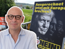 Marc Spescha : « La portée de l’initiative de l’UDC va bien au-delà de celle de l’initiative Schwarzenbach » Un homme chauve portant des lunettes noires et une chemise bleu clair se tient devant une affiche politique allemande. L'affiche, sur fond noir, porte le texte en jaune "Ausgerechnet jetzt mit Europa brechen?" (Rompre avec l'Europe maintenant?) et affiche le mot "NEIN!" (NON!) en bas. En arrière-plan, on aperçoit un paysage rural avec des collines verdoyantes, des bâtiments et une route. D'autres affiches électorales sont visibles sur la gauche.