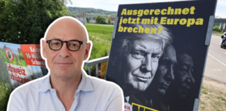 Marc Spescha : « La portée de l’initiative de l’UDC va bien au-delà de celle de l’initiative Schwarzenbach » Un homme chauve portant des lunettes noires et une chemise bleu clair se tient devant une affiche politique allemande. L'affiche, sur fond noir, porte le texte en jaune "Ausgerechnet jetzt mit Europa brechen?" (Rompre avec l'Europe maintenant?) et affiche le mot "NEIN!" (NON!) en bas. En arrière-plan, on aperçoit un paysage rural avec des collines verdoyantes, des bâtiments et une route. D'autres affiches électorales sont visibles sur la gauche.