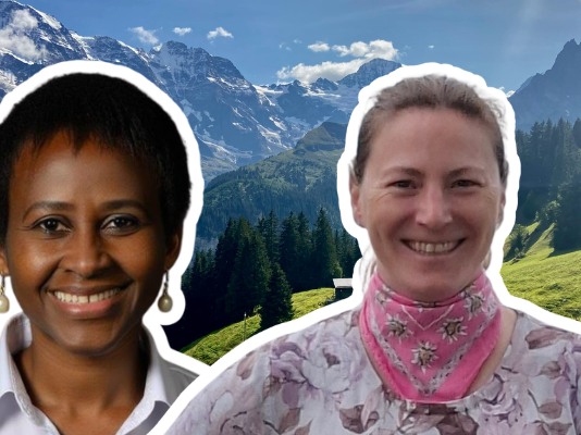 « L’initiative nous dit que nous sommes un problème qu’il faut limiter » Montage photo présentant les portraits de deux femmes souriantes devant un panorama de montagne alpine. À gauche, une femme portant des boucles d'oreilles dorées et une chemise blanche. À droite, une femme vêtue d'une tenue florale rose avec un foulard. En arrière-plan, un paysage de montagne avec des sommets enneigés, des forêts de conifères et des alpages verts sous un ciel bleu.