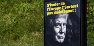 Initiative de l’UDC : la Suisse romande doit donner le Non Affiche de campagne contre l'initiative de l'UDC, affichée en plein air, montrant des visages en noir et blanc avec le slogan "S'isoler de l'Europe ? Surtout pas maintenant !" et l'appel à voter NON le 14 juin.