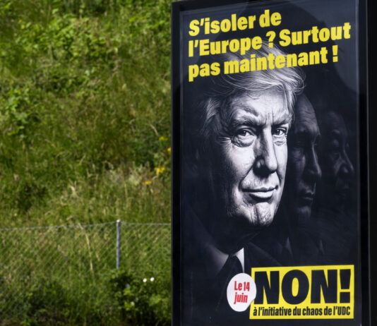 Initiative de l’UDC : la Suisse romande doit donner le Non Affiche de campagne contre l'initiative de l'UDC, affichée en plein air, montrant des visages en noir et blanc avec le slogan "S'isoler de l'Europe ? Surtout pas maintenant !" et l'appel à voter NON le 14 juin.
