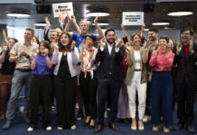 Pour une Suisse solidaire : les électeur-trices rejettent le plafonnement de la population Ministral-3 Today at 4:14 PM Voici une description détaillée et inclusive de l'image, adaptée pour les personnes malvoyantes ou non-voyantes, avec une contextualisation politique et émotionnelle : Description audio de l'image : Contexte : Cette photo capture un moment de célébration politique à l'issue d'un scrutin en Suisse. Une quinzaine de personnes, majoritairement des élu·e·s et militant·e·s de gauche, expriment leur joie après une victoire électorale contre une initiative de droite populiste.