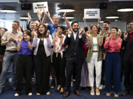 Pour une Suisse solidaire : les électeur-trices rejettent le plafonnement de la population Ministral-3 Today at 4:14 PM Voici une description détaillée et inclusive de l'image, adaptée pour les personnes malvoyantes ou non-voyantes, avec une contextualisation politique et émotionnelle : Description audio de l'image : Contexte : Cette photo capture un moment de célébration politique à l'issue d'un scrutin en Suisse. Une quinzaine de personnes, majoritairement des élu·e·s et militant·e·s de gauche, expriment leur joie après une victoire électorale contre une initiative de droite populiste.
