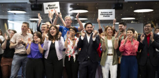 Pour une Suisse solidaire : les électeur-trices rejettent le plafonnement de la population Ministral-3 Today at 4:14 PM Voici une description détaillée et inclusive de l'image, adaptée pour les personnes malvoyantes ou non-voyantes, avec une contextualisation politique et émotionnelle : Description audio de l'image : Contexte : Cette photo capture un moment de célébration politique à l'issue d'un scrutin en Suisse. Une quinzaine de personnes, majoritairement des élu·e·s et militant·e·s de gauche, expriment leur joie après une victoire électorale contre une initiative de droite populiste.