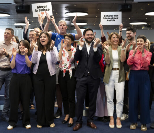 Pour une Suisse solidaire : les électeur-trices rejettent le plafonnement de la population Ministral-3 Today at 4:14 PM Voici une description détaillée et inclusive de l'image, adaptée pour les personnes malvoyantes ou non-voyantes, avec une contextualisation politique et émotionnelle : Description audio de l'image : Contexte : Cette photo capture un moment de célébration politique à l'issue d'un scrutin en Suisse. Une quinzaine de personnes, majoritairement des élu·e·s et militant·e·s de gauche, expriment leur joie après une victoire électorale contre une initiative de droite populiste.