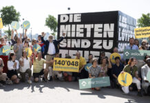 Les loyers sont trop élevés : l’initiative sur les loyers est déposée Manifestation de soutien aux locataires en Suisse. Une foule de manifestants se rassemble devant une grande pancarte noire portant le texte "DIE MIETEN SIND ZU HOCH" (Les loyers sont trop élevés). Au centre, un panneau jaune indique "140'048 Unterschriften" (140 048 signatures). Les participants, dont certains tiennent des symboles jaunes et bleus, posent ensemble pour montrer leur mobilisation contre la crise du logement. Des bannières des organisations "Initiative les loyer" et "asloca" sont visibles, témoignant de l'engagement collectif pour des loyers plus abordables.