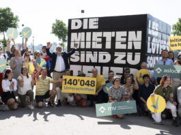 Les loyers sont trop élevés : l’initiative sur les loyers est déposée Manifestation de soutien aux locataires en Suisse. Une foule de manifestants se rassemble devant une grande pancarte noire portant le texte "DIE MIETEN SIND ZU HOCH" (Les loyers sont trop élevés). Au centre, un panneau jaune indique "140'048 Unterschriften" (140 048 signatures). Les participants, dont certains tiennent des symboles jaunes et bleus, posent ensemble pour montrer leur mobilisation contre la crise du logement. Des bannières des organisations "Initiative les loyer" et "asloca" sont visibles, témoignant de l'engagement collectif pour des loyers plus abordables.