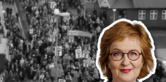 Þórunn Sveinbjarnardóttir : « La grève des femmes nous a montré ce qu’il est possible de faire lorsque les femmes font preuve de solidarité » Portrait d'une femme aux cheveux roux ondulés portant des lunettes rondes et du rouge à lèvres rose, souriant légèrement à la caméra. Elle porte un haut gris. Son portrait est détouré et superposé sur une photographie en noir et blanc historique montrant une foule dense de manifestants tenant des pancartes lors d'un rassemblement public dans une rue urbaine en Islande.