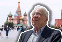 Ce que l’UDC vise réellement avec l’initiative sur la neutralité Portrait d'un homme âgé aux cheveux blancs, portant des lunettes et un costume bleu, détouré sur fond de la Place Rouge à Moscou avec la cathédrale Saint-Basile-le-Bienheureux et des touristes.