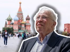Ce que l’UDC vise réellement avec l’initiative sur la neutralité Portrait d'un homme âgé aux cheveux blancs, portant des lunettes et un costume bleu, détouré sur fond de la Place Rouge à Moscou avec la cathédrale Saint-Basile-le-Bienheureux et des touristes.