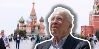 Ce que l’UDC vise réellement avec l’initiative sur la neutralité Portrait d'un homme âgé aux cheveux blancs, portant des lunettes et un costume bleu, détouré sur fond de la Place Rouge à Moscou avec la cathédrale Saint-Basile-le-Bienheureux et des touristes.