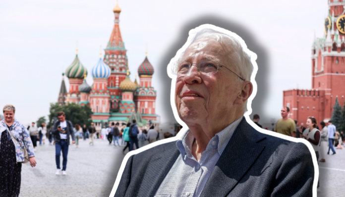 Portrait d'un homme âgé aux cheveux blancs, portant des lunettes et un costume bleu, détouré sur fond de la Place Rouge à Moscou avec la cathédrale Saint-Basile-le-Bienheureux et des touristes.