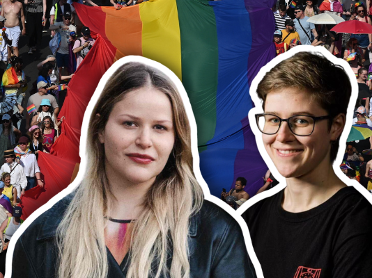 Pride à Budapest : « Cette année, c’était une fête pour tous-tes celles et ceux qui ont fait preuve de résilience » Montage photo montrant au premier plan deux femmes détourées avec un contour blanc : à gauche une femme aux longs cheveux blonds portant une veste en cuir noire, à droite une femme aux cheveux courts et lunettes, souriante, en t-shirt noir. En arrière-plan, une foule de personnes participant à une marche des fiertés (Pride) déploie un grand drapeau arc-en-ciel dans une rue.