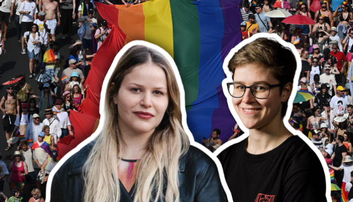 Budapride Montage photo montrant au premier plan deux femmes détourées avec un contour blanc : à gauche une femme aux longs cheveux blonds portant une veste en cuir noire, à droite une femme aux cheveux courts et lunettes, souriante, en t-shirt noir. En arrière-plan, une foule de personnes participant à une marche des fiertés (Pride) déploie un grand drapeau arc-en-ciel dans une rue.