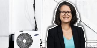 « Poser de la clim ou planter des arbres ? Tel ne devrait pas être le débat » Femme aux cheveux noirs mi-longs, souriant à la caméra avec des lunettes de vue, vêtue d'un blazer noir professionnel sur un haut turquoise, composée sur une image de fond montrant une unité de climatisation Samsung blanche et noire fixée à un mur.