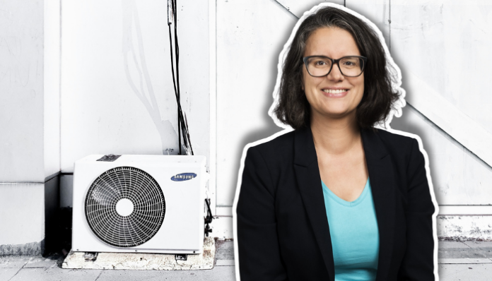 Oriane 4 Femme aux cheveux noirs mi-longs, souriant à la caméra avec des lunettes de vue, vêtue d'un blazer noir professionnel sur un haut turquoise, composée sur une image de fond montrant une unité de climatisation Samsung blanche et noire fixée à un mur.