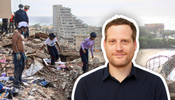 Image composite montrant à droite un portrait en gros plan d'un homme aux cheveux bruns portant une chemise noire, et à gauche une scène de destruction urbaine avec plusieurs personnes fouillant dans les décombres d'un bâtiment effondré. En arrière-plan, on aperçoit des immeubles résidentiels endommagés et une zone côtière.