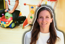 « Les crèches sont enfin devenues politiques » — Journal d’une éducatrice #6 Femme aux cheveux longs, souriante à la caméra, vêtue d'un pull blanc crème, composée sur une image d'arrière-plan montrant un jeune enfant en train de jouer avec des jeux éducatifs colorés : un porteur jouet rouge et jaune avec des roues, et un jouet de frappe en bois avec des perles de couleurs.