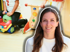 « Les crèches sont enfin devenues politiques » — Journal d’une éducatrice #6 Femme aux cheveux longs, souriante à la caméra, vêtue d'un pull blanc crème, composée sur une image d'arrière-plan montrant un jeune enfant en train de jouer avec des jeux éducatifs colorés : un porteur jouet rouge et jaune avec des roues, et un jouet de frappe en bois avec des perles de couleurs.